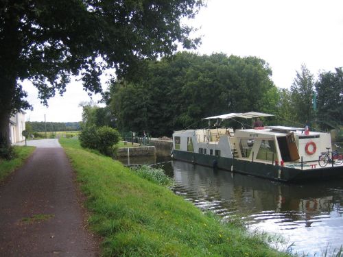 The boat drives into the lock...