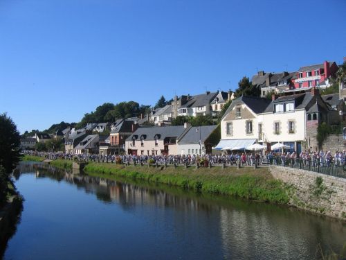 pardon 089 Some of the 7000 people marching by the river Ouest