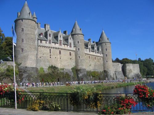 pardon 092 Marching by the castle